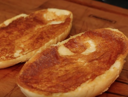 Pão na chapa com casquinha de requeijão igual da padaria