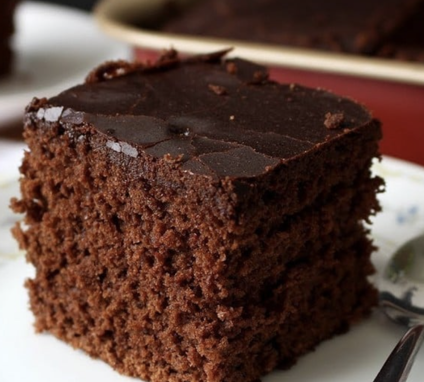 O segredo do bolo de chocolate fofinho e com casquinha