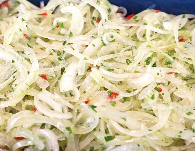 Salada de cebola para churrasco do domingo