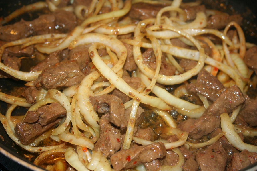 Fígado de boi acebolado, salada, batatas cozidas e fritas