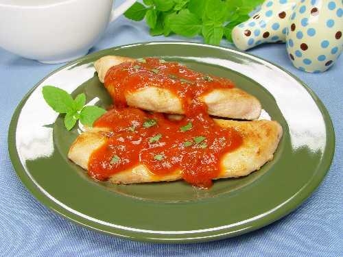 Filé de frango light com tomate e manjericão
