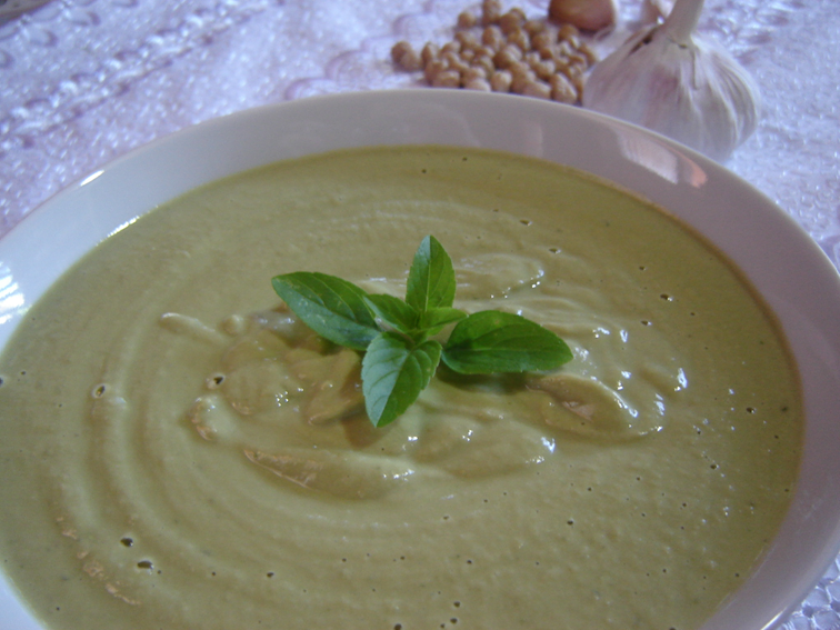 Sopa vegetariana à base de talos e cascas de legumes