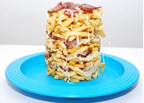 PORÇÃO DE BATATA FRITA COM QUEIJO E BACON - dicas de restaurante