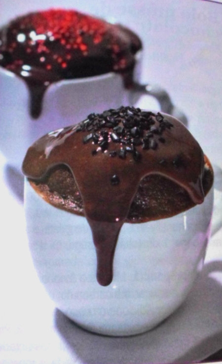Bolo de Chocolate na caneca com cobertura de Brigadeiro mole.